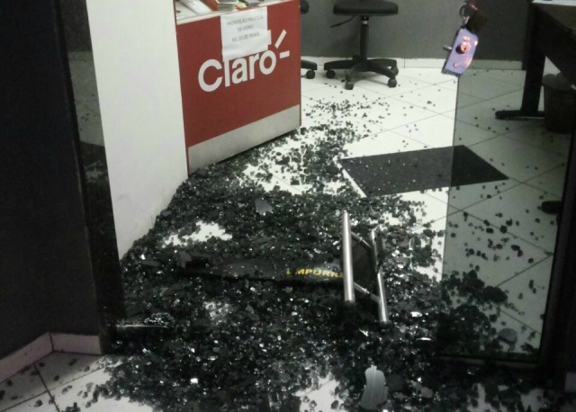 Loja de celulares é invadida por ladrão no Centro de Três Lagoas Loja de celulares é invadida por ladrão no Centro de Três Lagoas