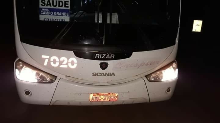Pneu de ônibus fura e pacientes de Três Lagoas ficam na BR-262 aguardando resgate