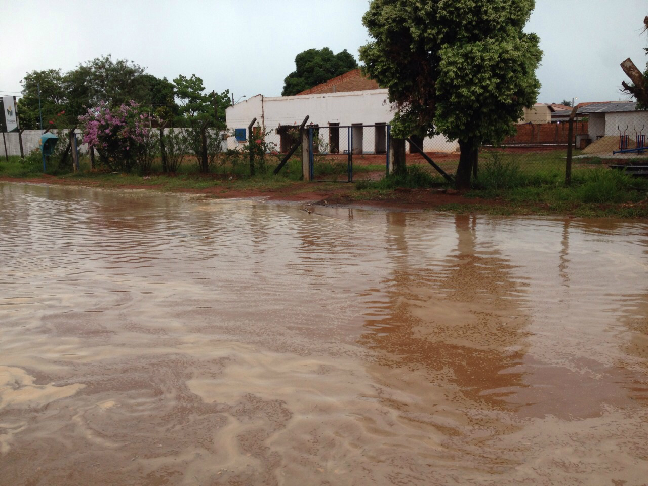 Morador denuncia “Boca de Lobo” entupida e mostra problemas após chuva 