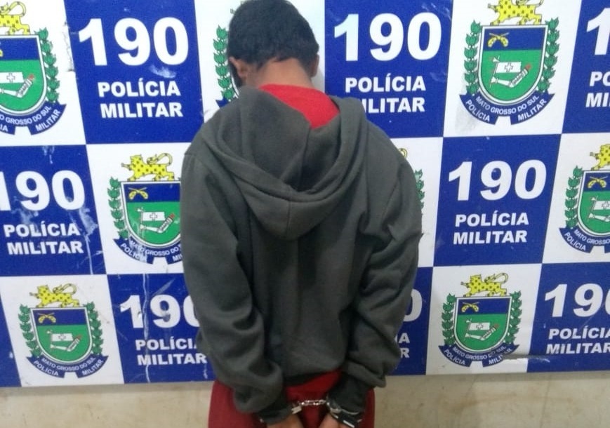 Jovem furta bicicleta, porém policial flagra o crime e o impede de fugir