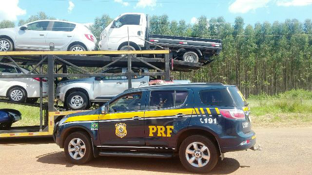 Veículo transportado em cegonha é apreendido pela PRF Veículo transportado em cegonha é apreendido pela PRF