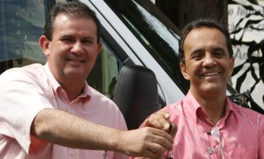 Eduardo Rocha presta homenagem ao pastor Marcos da Igreja Peniel 