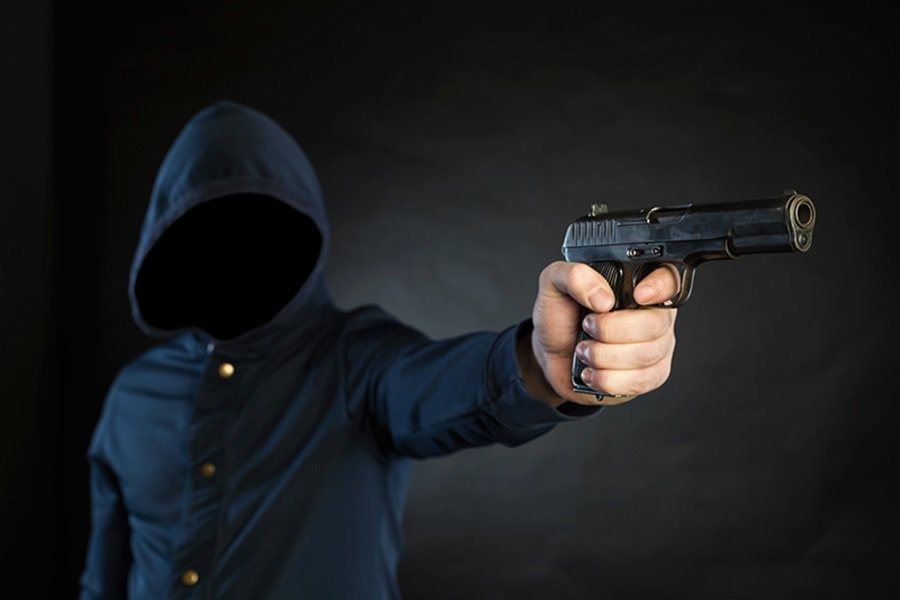Vigilante é feito refém enquanto condomínio é roubado por homens armados