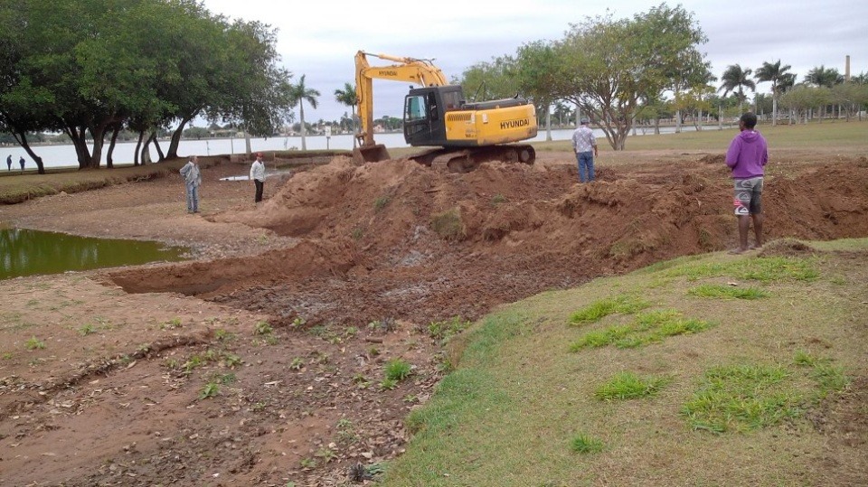 Limpeza de bacia de contensão da Lagoa Maior é realizada