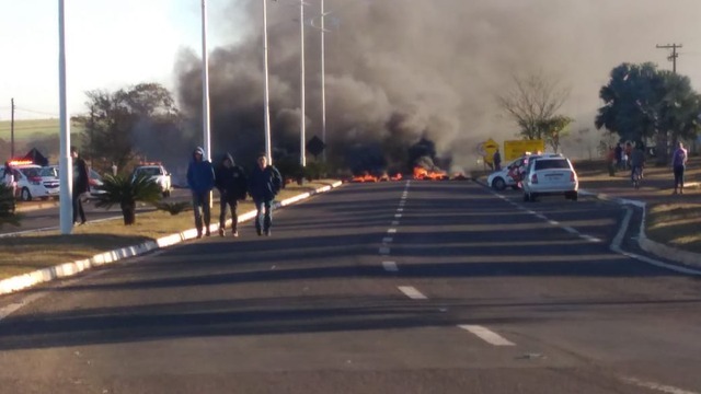 No dia do aniversário de Castilho, manifestantes bloqueiam entrada do município