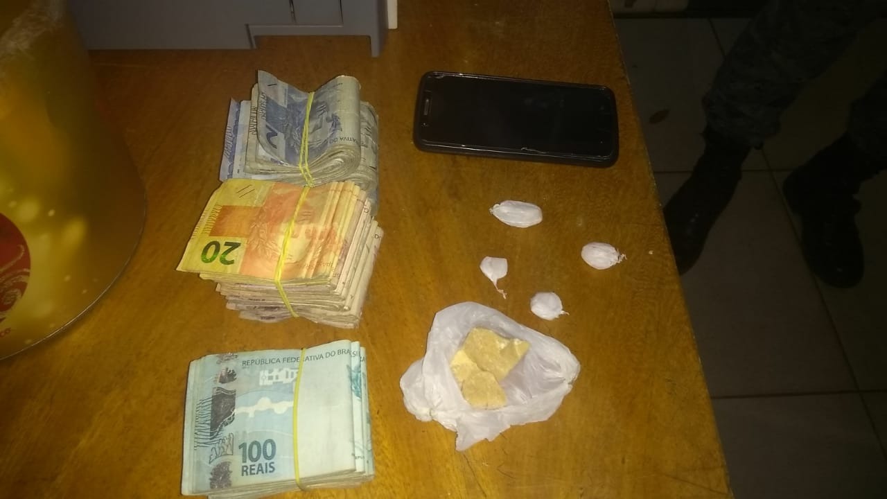 Força Tática prende jovem vendendo crack e apreende mais de R$ 8 mil em espécie
