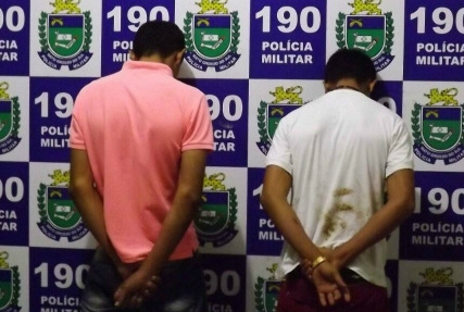 Jovens suspeitos de venderem drogas perto de bar são presos pela Polícia Militar 
