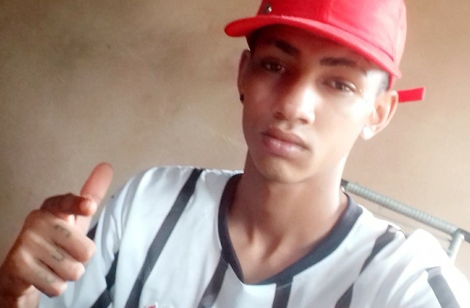 Jovem acusado de assassinar e desfigurar amigo está foragido da Polícia