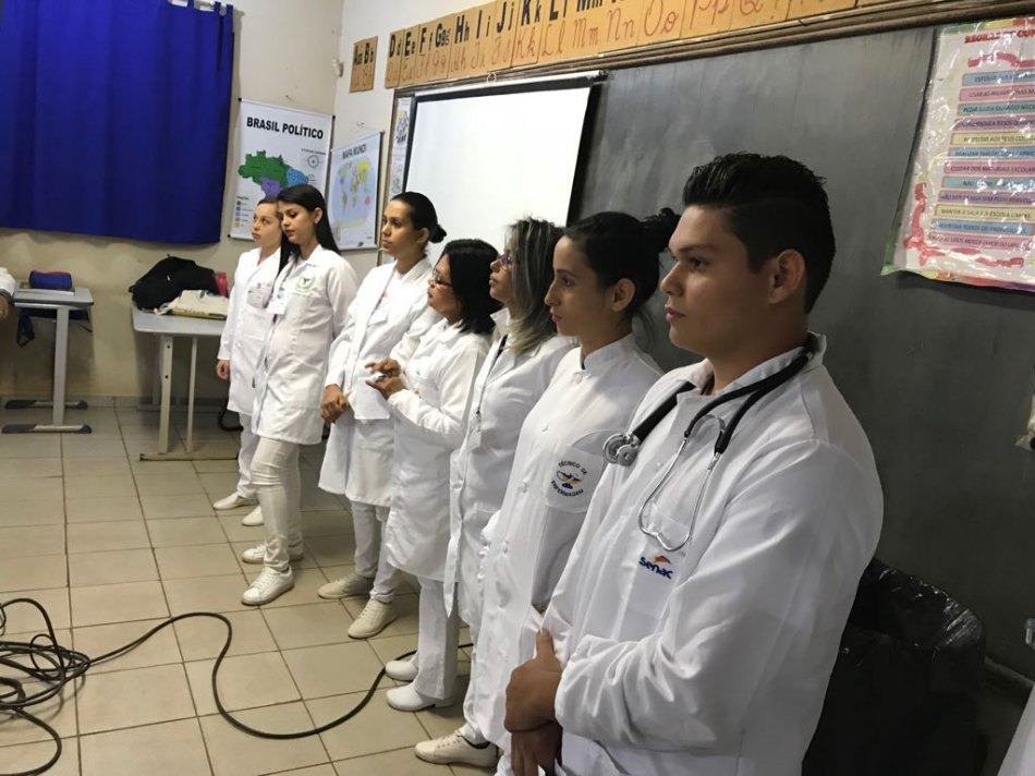 Alunos da Escola “Parque São Carlos” recebem alunos do curso de enfermagem do SENAC