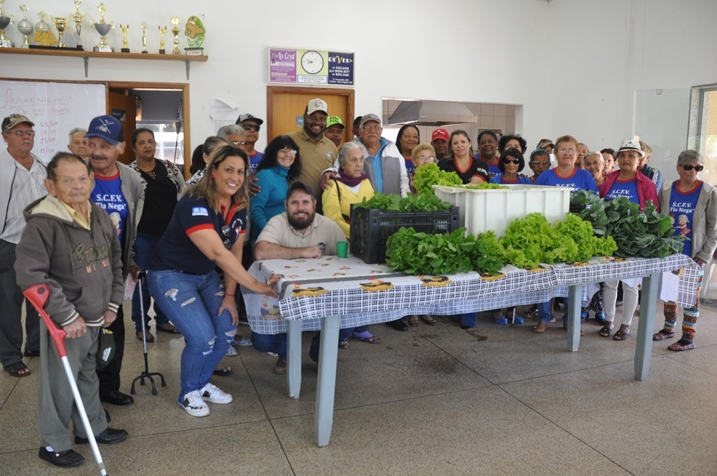 Verduras são doadas aos idosos do Centro de Convivência “Tia Nega”