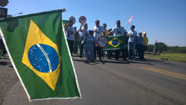 Movimento Vem pra Rua Três Lagoas bloqueia a divisa de MS com SP na luta pelo Impeachment da presidente
