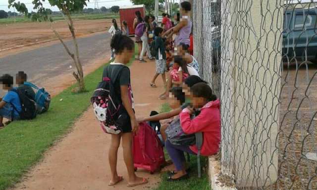 Em Três Lagoas, crianças andam 2 km para chegarem a ponto de ônibus escolar