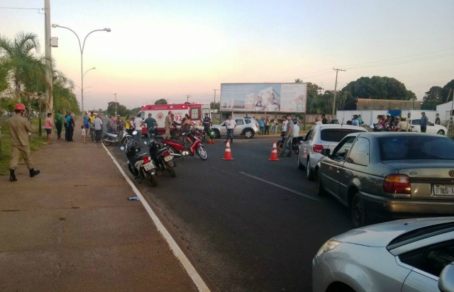 Motociclista se fere ao atropelar idoso na Rosário Congro