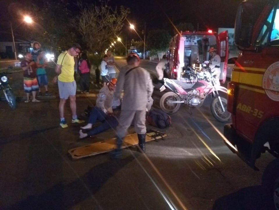Carro não respeita sinal de pare e causa colisão com motociclista Carro não respeita sinal de pare e causa colisão com motociclista