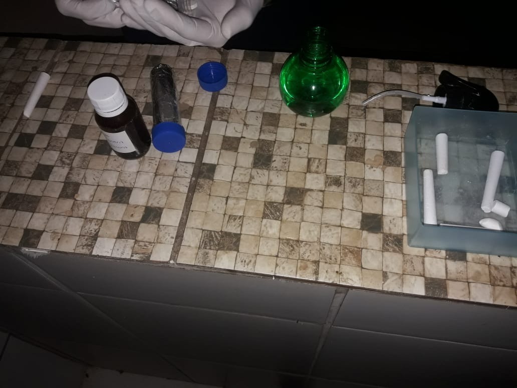 Perícia acredita que Nelson tenha sido morto na sala e arrastado para o quintal Perícia acredita que Nelson tenha sido morto na sala e arrastado para o quintal