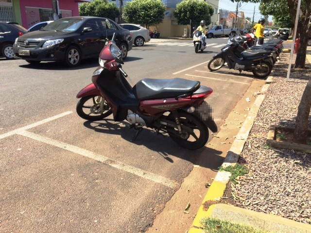 Moto é flagrada estacionada em lugar de carro em Três Lagoas Moto é flagrada estacionada em lugar de carro em Três Lagoas