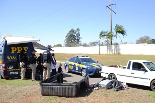 Carro com drogas que seguia para Três Lagoas é interceptado pela PRF perto do autódromo Carro com drogas que seguia para Três Lagoas é interceptado pela PRF perto do autódromo
