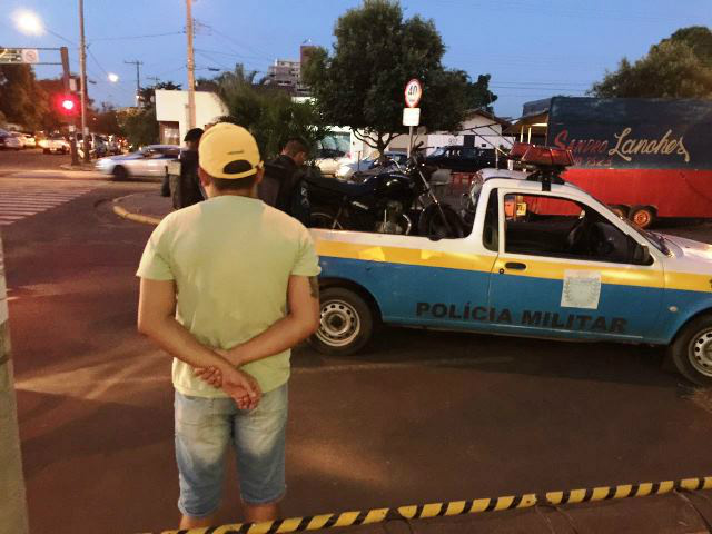 Jovem que fugiu de blitz é detido pela equipe de trânsito da PM Jovem que fugiu de blitz é detido pela equipe de trânsito da PM