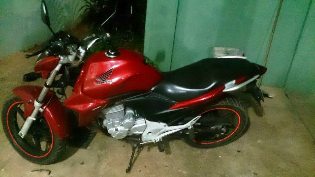 Checagem na frente de clube leva polícia até moto Honda CB 300 furtada