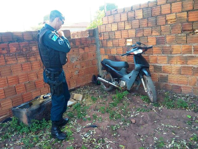 Denúncia anônima leva polícia até moto furtada que estava abandonada Denúncia anônima leva polícia até moto furtada que estava abandonada