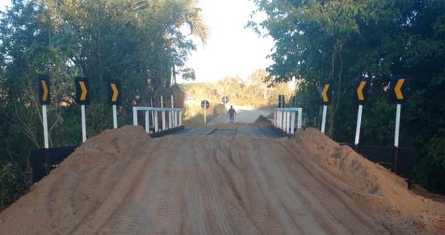 Prefeitura reconstrói ponte de madeira na região do Pombo