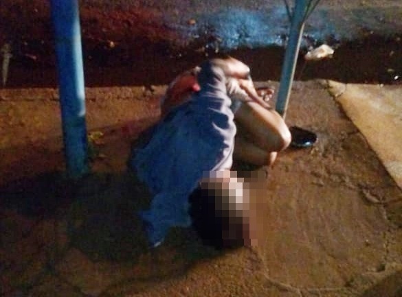 Mulher tenta receber dinheiro de dívida e é esfaqueada por vizinho de devedor Mulher tenta receber dinheiro de dívida e é esfaqueada por vizinho de devedor
