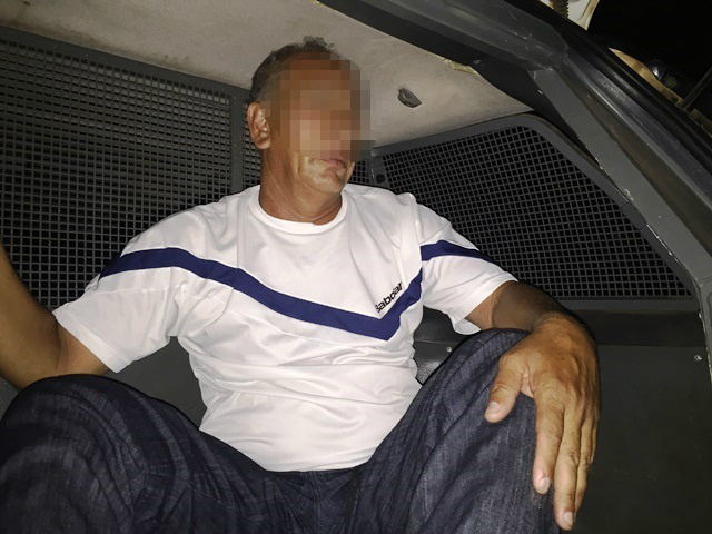 Homem de 54 anos é preso em porta de escola após suposto crime de corrupção de menores  
