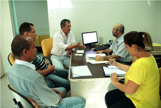 Presidente da Comissão Temporária ouve gerente regional da Sanesul 