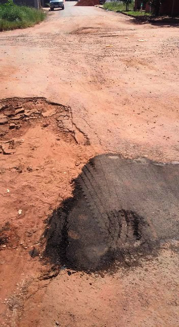Morador apelida de “obra prima” operação “tapa buracos” da prefeitura Morador apelida de “obra prima” operação “tapa buracos” da prefeitura