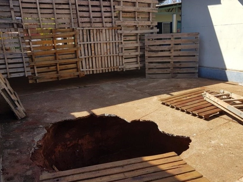 Chão de escola cede e aluna fica ferida no Distrito de Arapuá