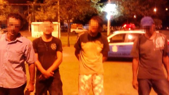 Andarilhos são obrigados a limparem sujeiras deixadas em praça pública