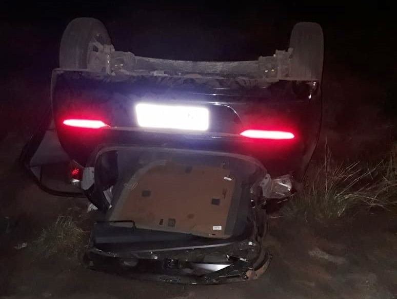 Carro capota na BR-262 e dois homens sofrem ferimentos leves