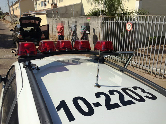 Após ocorrência de tentativa de assalto, trio é detido no bairro Paranapungá Após ocorrência de tentativa de assalto, trio é detido no bairro Paranapungá