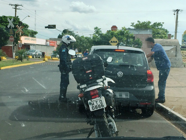 Reportagem flagra “furo de sinal” e abordagem da polícia que vinha atrás do motorista Reportagem flagra “furo de sinal” e abordagem da polícia que vinha atrás do motorista