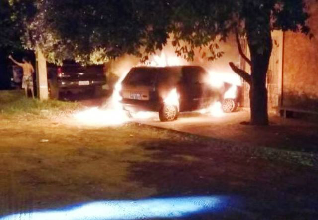 Polícia flagra veículo em chamas no bairro Jardim Novo Aeroporto Polícia flagra veículo em chamas no bairro Jardim Novo Aeroporto