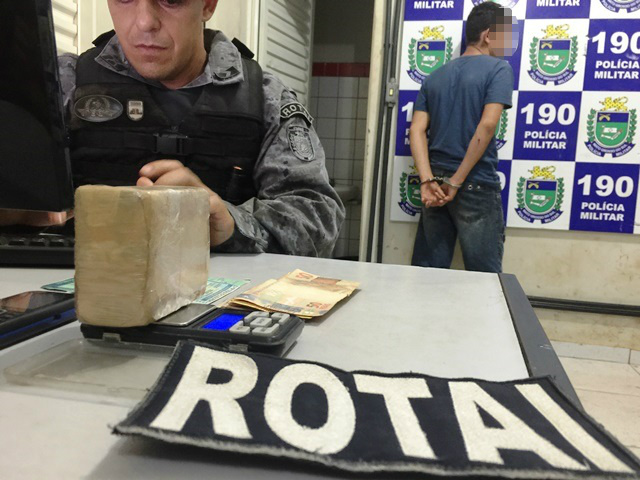 Estudante que tentou fugir da ROTAI é preso com drogas no bairro Vila Alegre 
