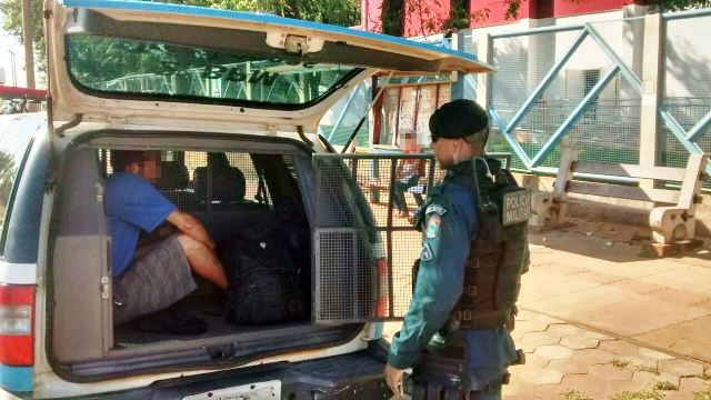 Jovem que trabalha em cerâmica é detido em ponto de ônibus com droga Jovem que trabalha em cerâmica é detido em ponto de ônibus com droga