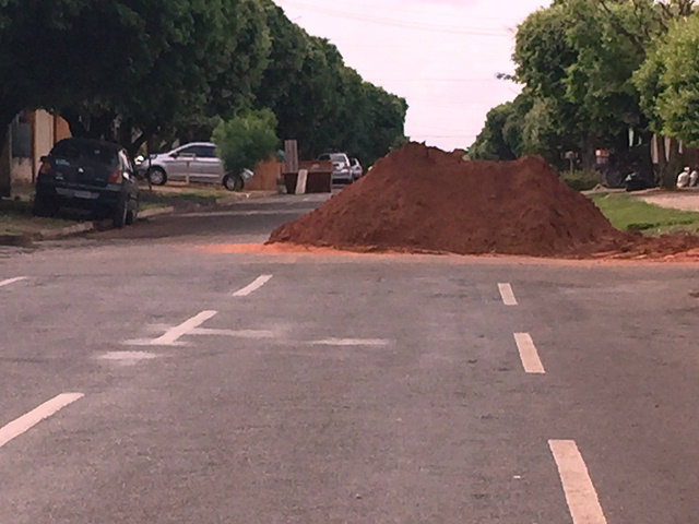 “Morro” de terra causa perigo e riscos de acidentes no bairro Vila Nova