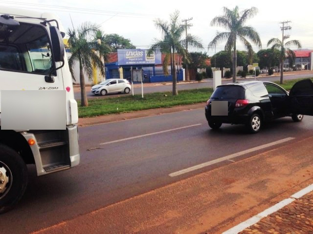 Carreta colide em veículo na Ranulpho Marques Leal Carreta colide em veículo na Ranulpho Marques Leal