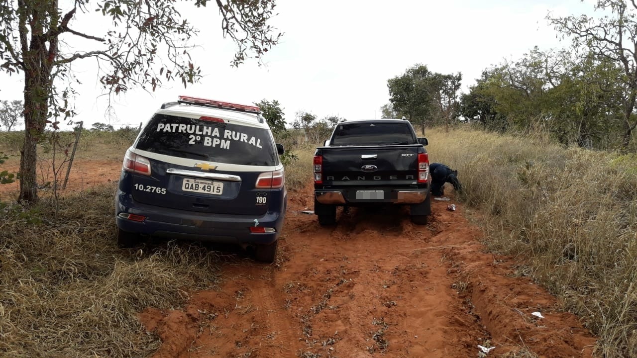 Caminhonete clonada é apreendida pela Polícia Militar após ser abandonada Caminhonete clonada é apreendida pela Polícia Militar após ser abandonada