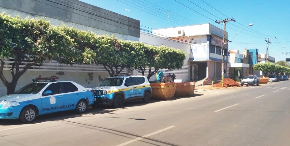 Suspeito tenta desarmar policial e acaba sendo baleado
