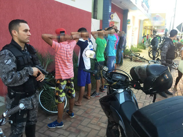 Polícia acaba com baderna na frente de Escola Estadual no Santos Dumont Polícia acaba com baderna na frente de Escola Estadual no Santos Dumont
