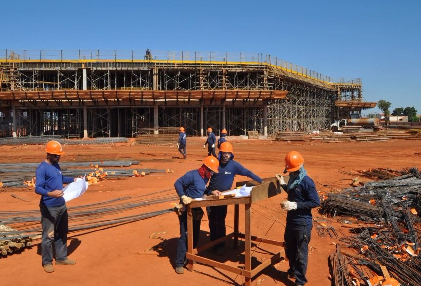 Em Três Lagoas, Reinaldo participou de carreata e destacou construção de hospital