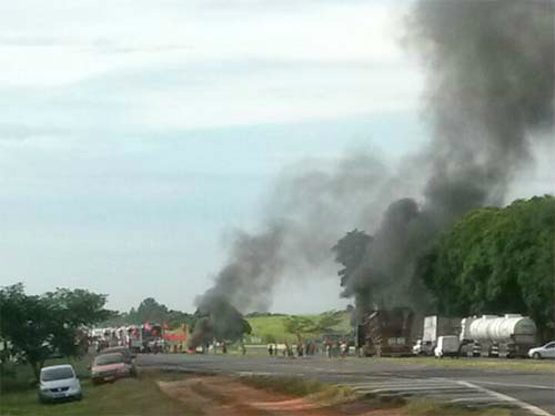 MST bloqueia trecho da Marechal Rondon e queima pneus 