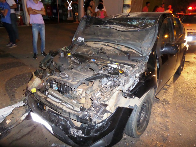Carro fica com frente destruída em colisão durante a madrugada Carro fica com frente destruída em colisão durante a madrugada