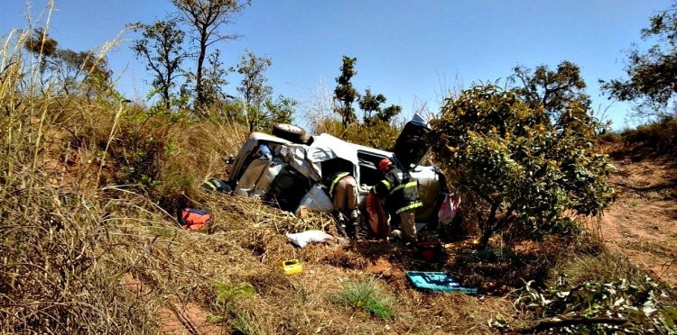 Mulher morre após veículo capotar próximo ao Córrego do Pombo na BR-262 Mulher morre após veículo capotar próximo ao Córrego do Pombo na BR-262
