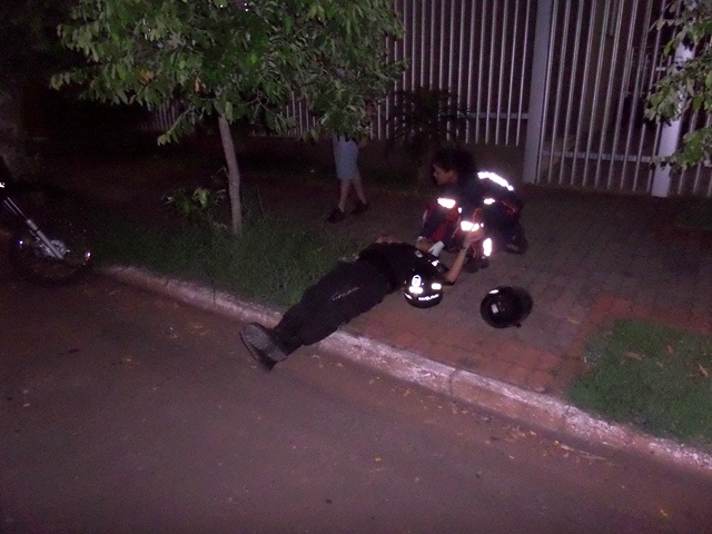Segurança particular e entregador de jornal ficam feridos em acidente entre motos Segurança particular e entregador de jornal ficam feridos em acidente entre motos