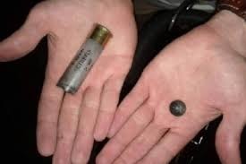 Dupla em fuga em moto só param com tiros dados pela Polícia Militar Dupla em fuga em moto só param com tiros dados pela Polícia Militar