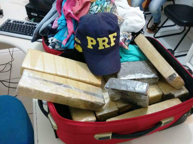 Jovem é presa com drogas avaliada em quase R$ 12 mil Jovem é presa com drogas avaliada em quase R$ 12 mil