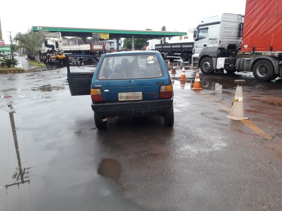 Carro fica sem freio e colide com caminhão na Av. Ranulpho Marques Leal